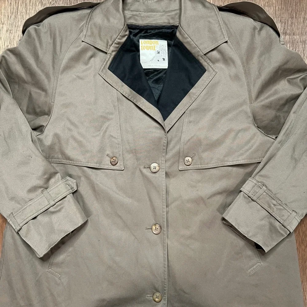London Towne Vintage Trench Coat Tan Taupe Zip Out Lining Mens 14 Reg RN 68369 - Picture 5 of 13
